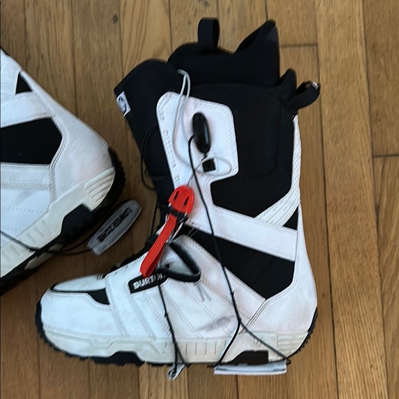 BURTON MOTO MEN'S SNOWBOARDNG BOOTS BLACK AND WHITE 9 - Picture 1 of 12